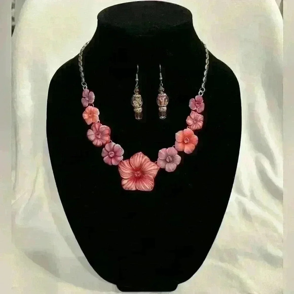 Pink flower necklace and earring set - Picture 2 of 7
